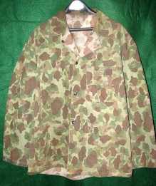 This World War II-era USMC combat uniform top was made between 1942 and 1944. Note the reversible camo pattern can be seen inside the collar (source: GIJive).